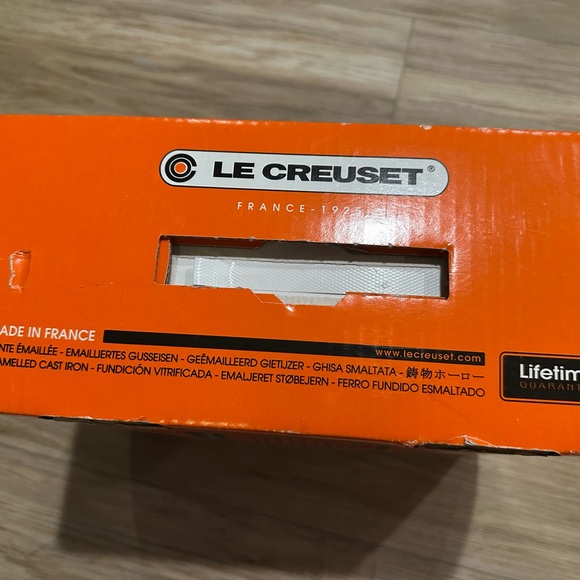 Le Creuset Vibrant Orange Dutch Oven - Picture 4 of 6